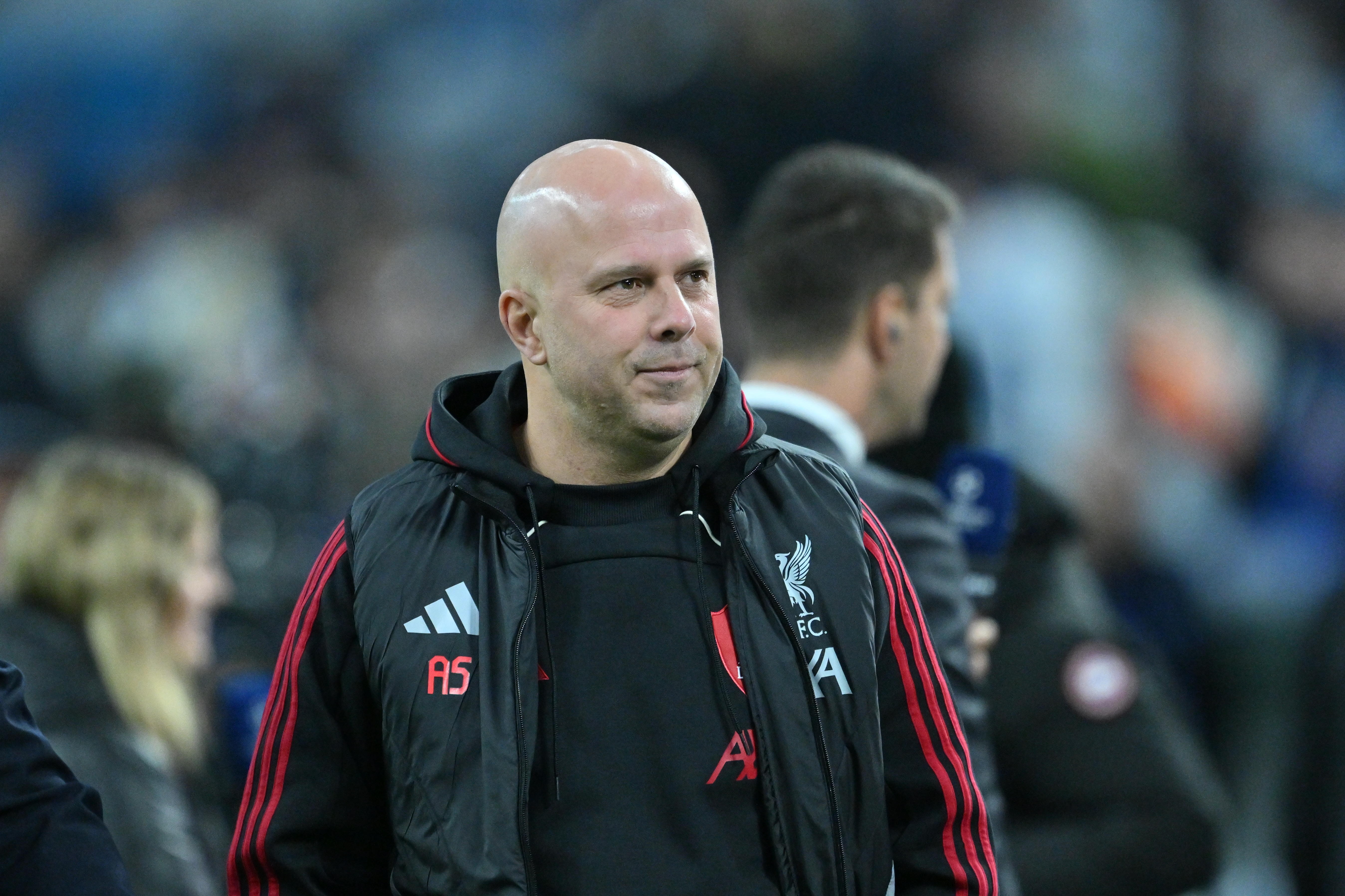 欧冠高清回放-TA：利物浦认为降低标准引进后卫没有意义，致力于投资年轻球员